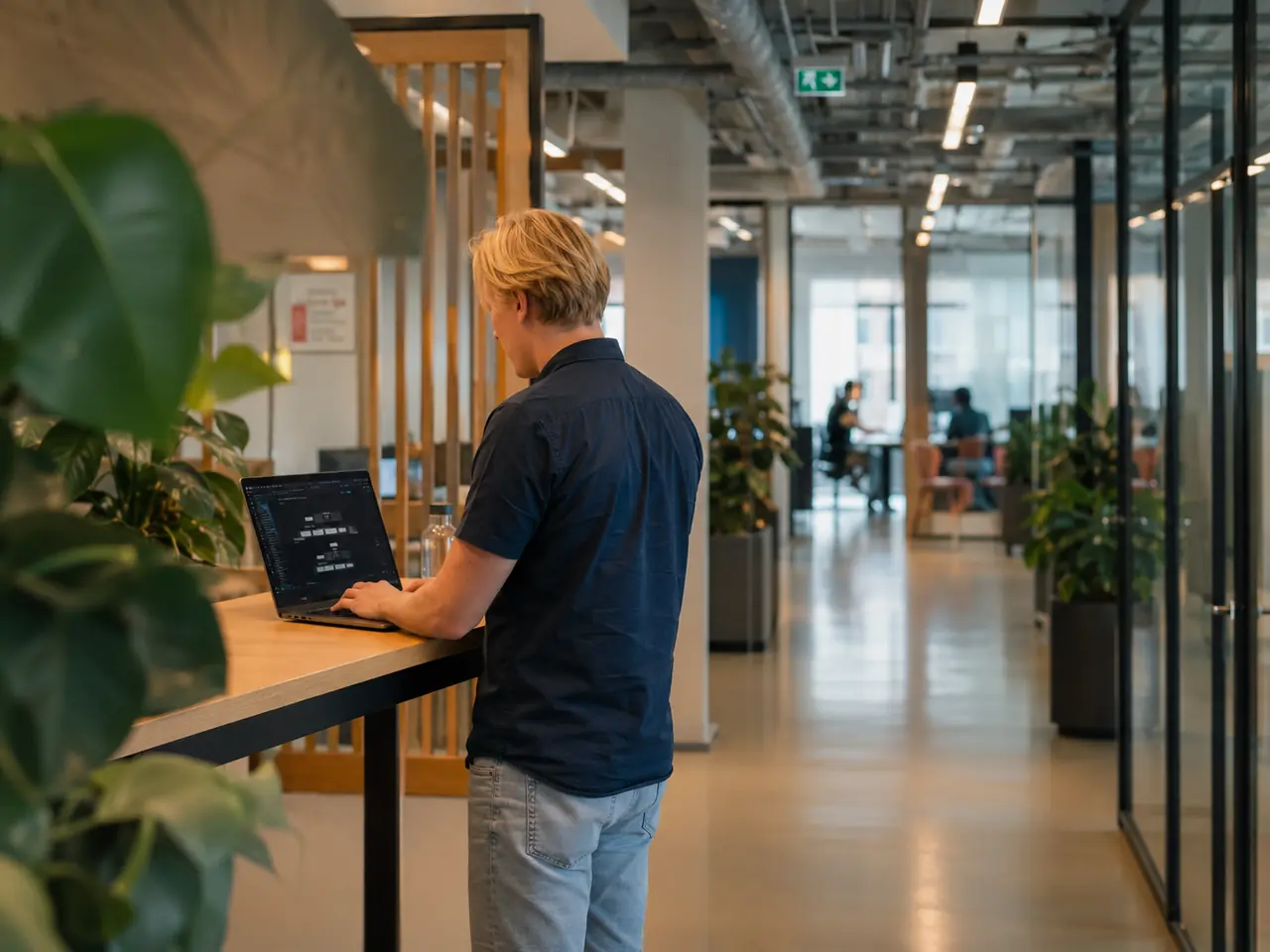 Aan het werk in het kantoor van Atlior, rustige werkomgeving met planten en glazen wanden